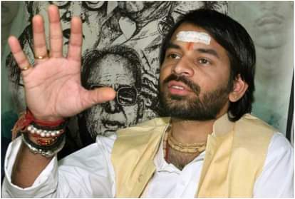 Lok Sabha chunav 2019: Tej Pratap Yadav mess up with media person at polling booth