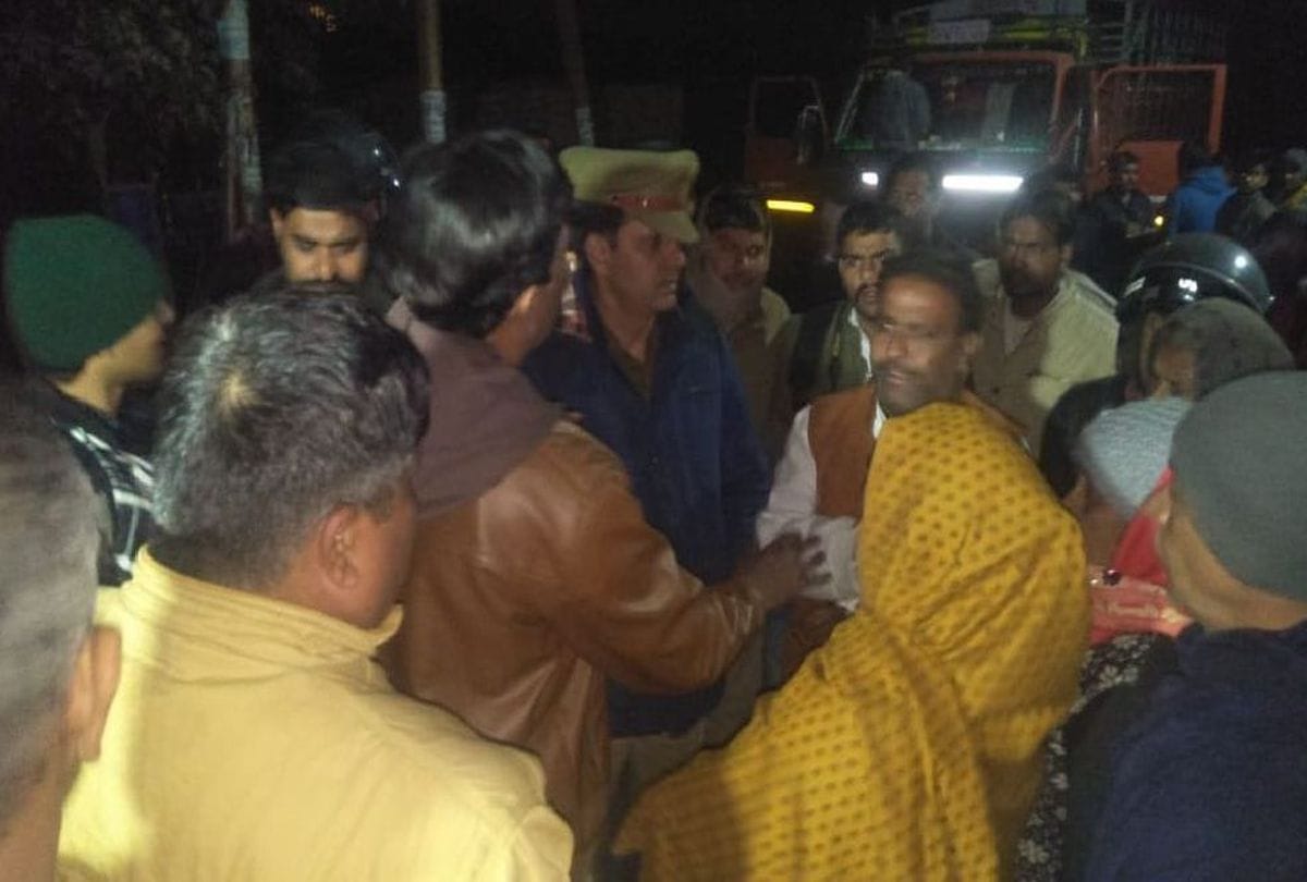 mob beaten people who carry govansh to gaushala in agra