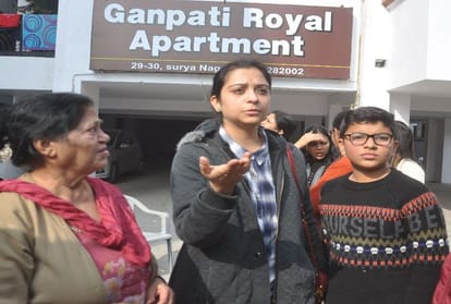 woman create high voltage drama in apartment in agra