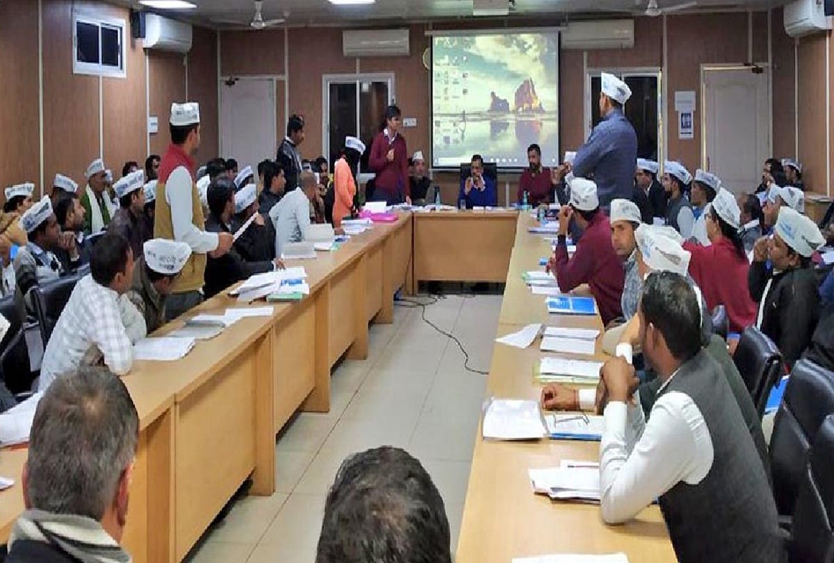 arvind Kejriwal teaches to the Haryana worker about door-to-door campaign