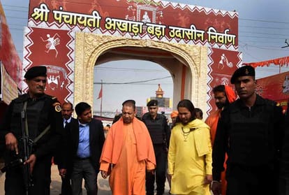 Cm yogi stricked, not aloud any vip protocol in kumbh of shahi snan