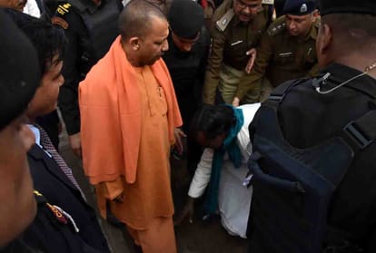 Cm yogi stricked, not aloud any vip protocol in kumbh of shahi snan