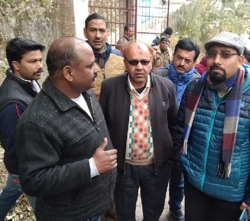 सड़क पर गेट लगाने को लेकर हुआ हंगामा