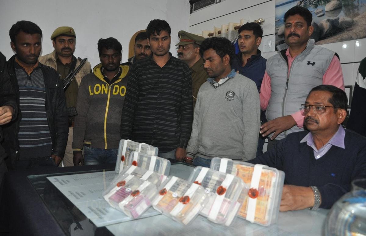 Mau police arrested three people with fake currency
