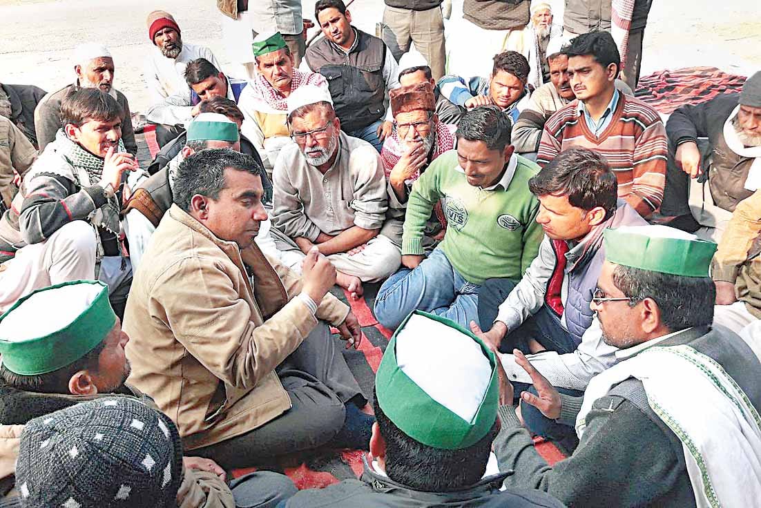 चकबंदी की सुस्त रफ्तार से ग्रामीण खफा,  प्रदर्शन