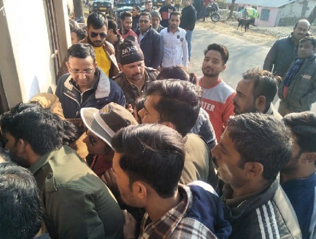 टेड़ा गेट पर पर्यटकों संग कहासुनी