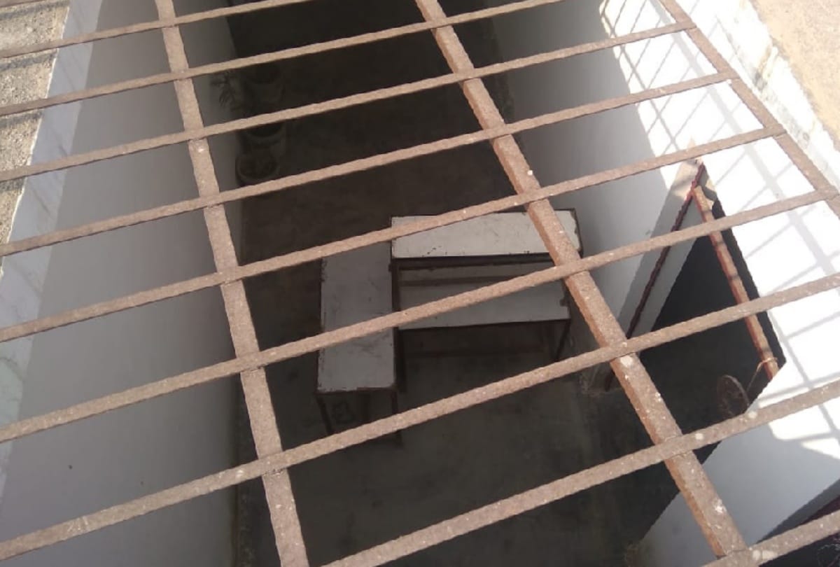boy and girl committed suicide in closed school of greater noida