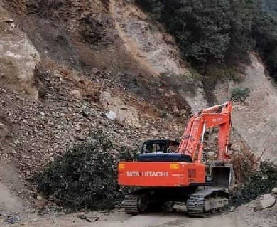 Baparu-Gumoud beach rock, three-hour road closure