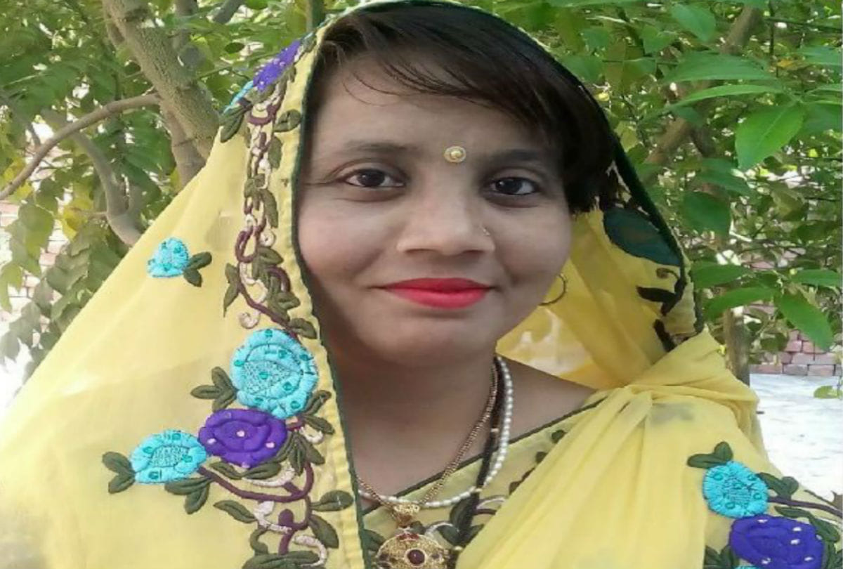 woman committed suicide by hanging after her pay loan emi in agra