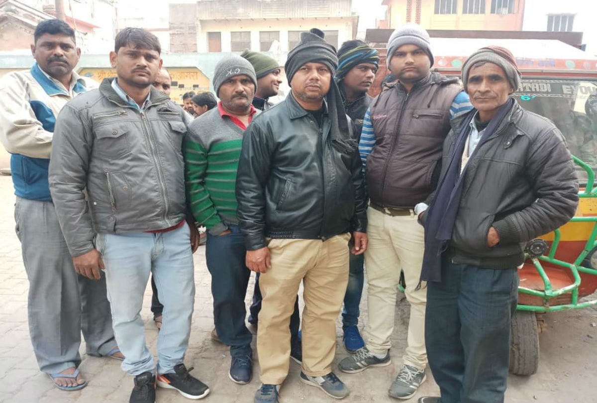 woman committed suicide by hanging after her pay loan emi in agra