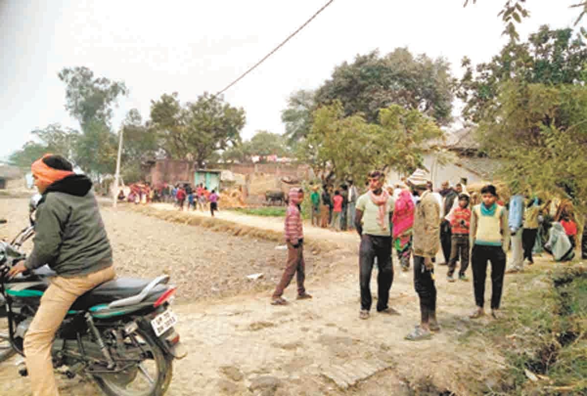 naalee banaane ke vivaad mein chale eent-patthar