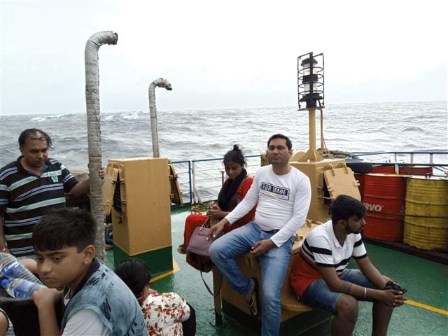 33 people of Aligarh stranded in cyclone storm
