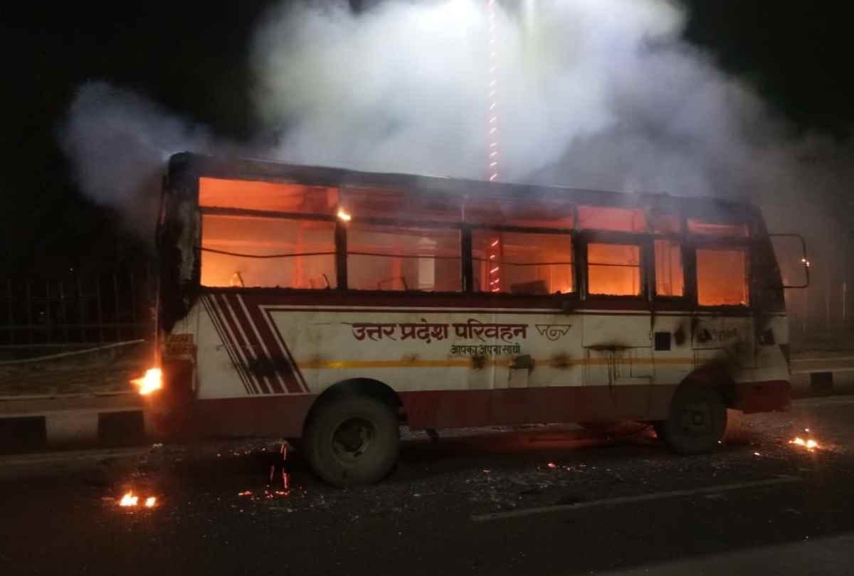 bus caught fire from a short circuit in lucknow