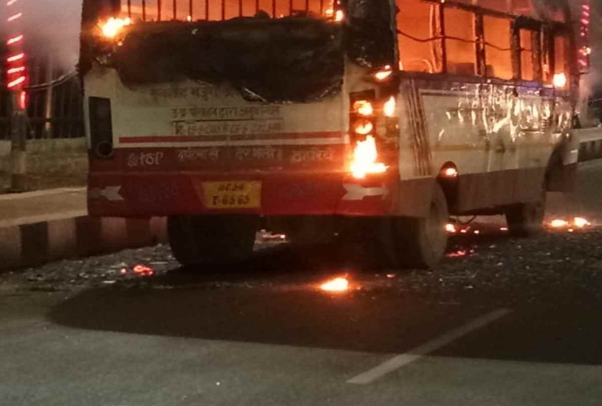 bus caught fire from a short circuit in lucknow