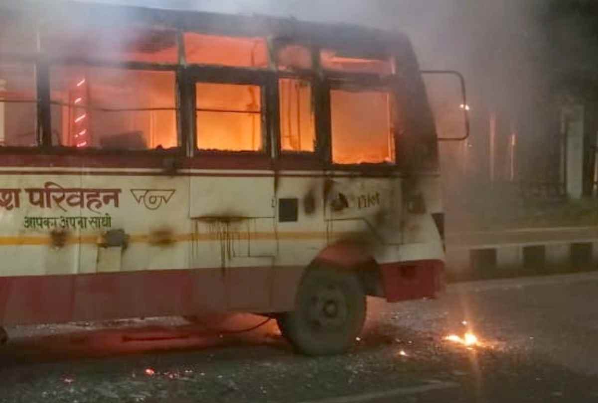 bus caught fire from a short circuit in lucknow