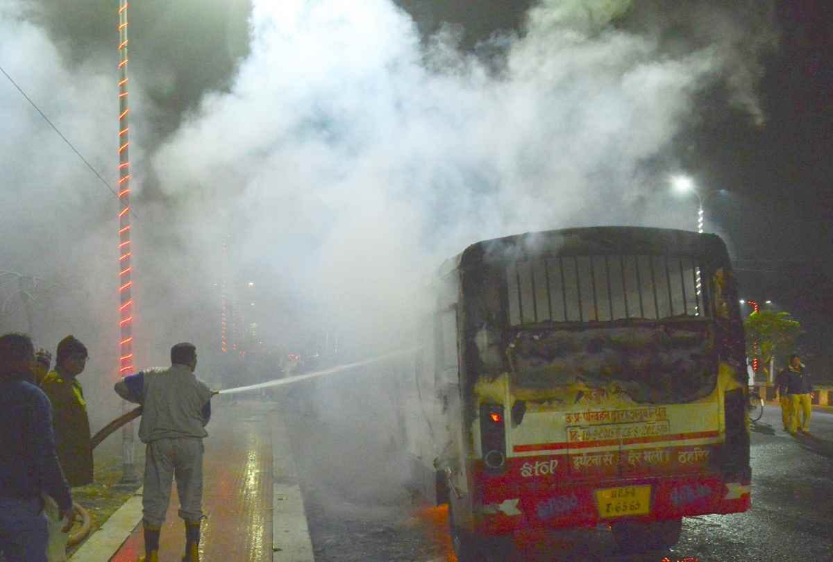 bus caught fire from a short circuit in lucknow