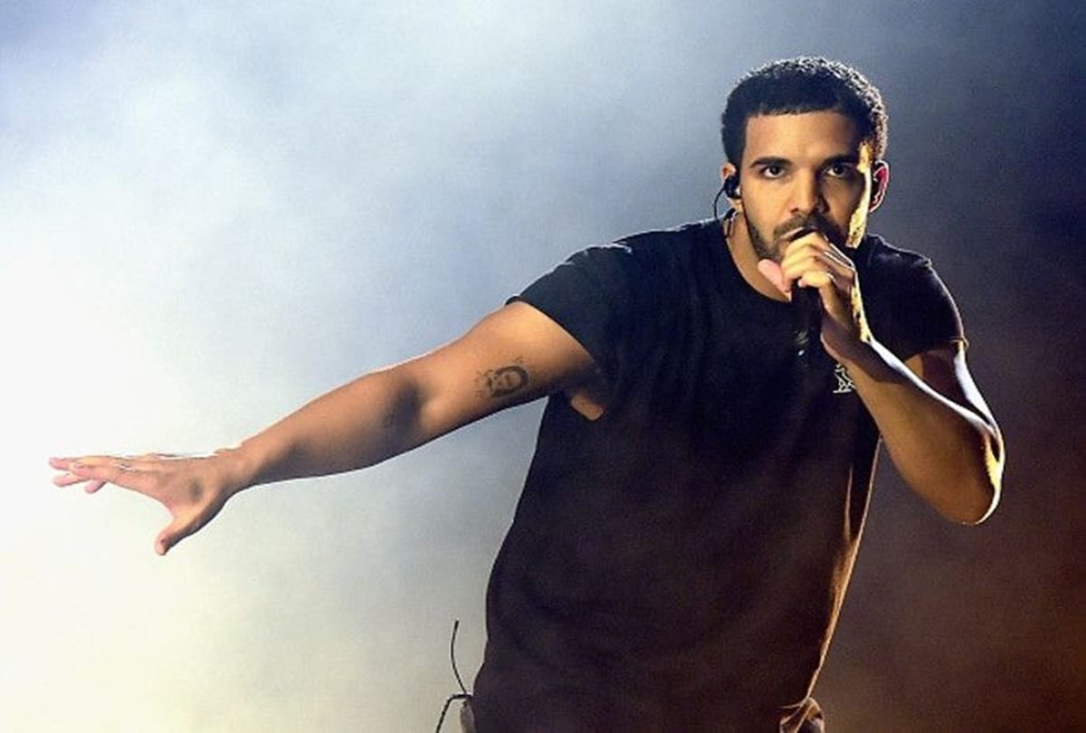 Singer Drake Kisses Underage Girl On Stage Social media users Demanded His Boycott