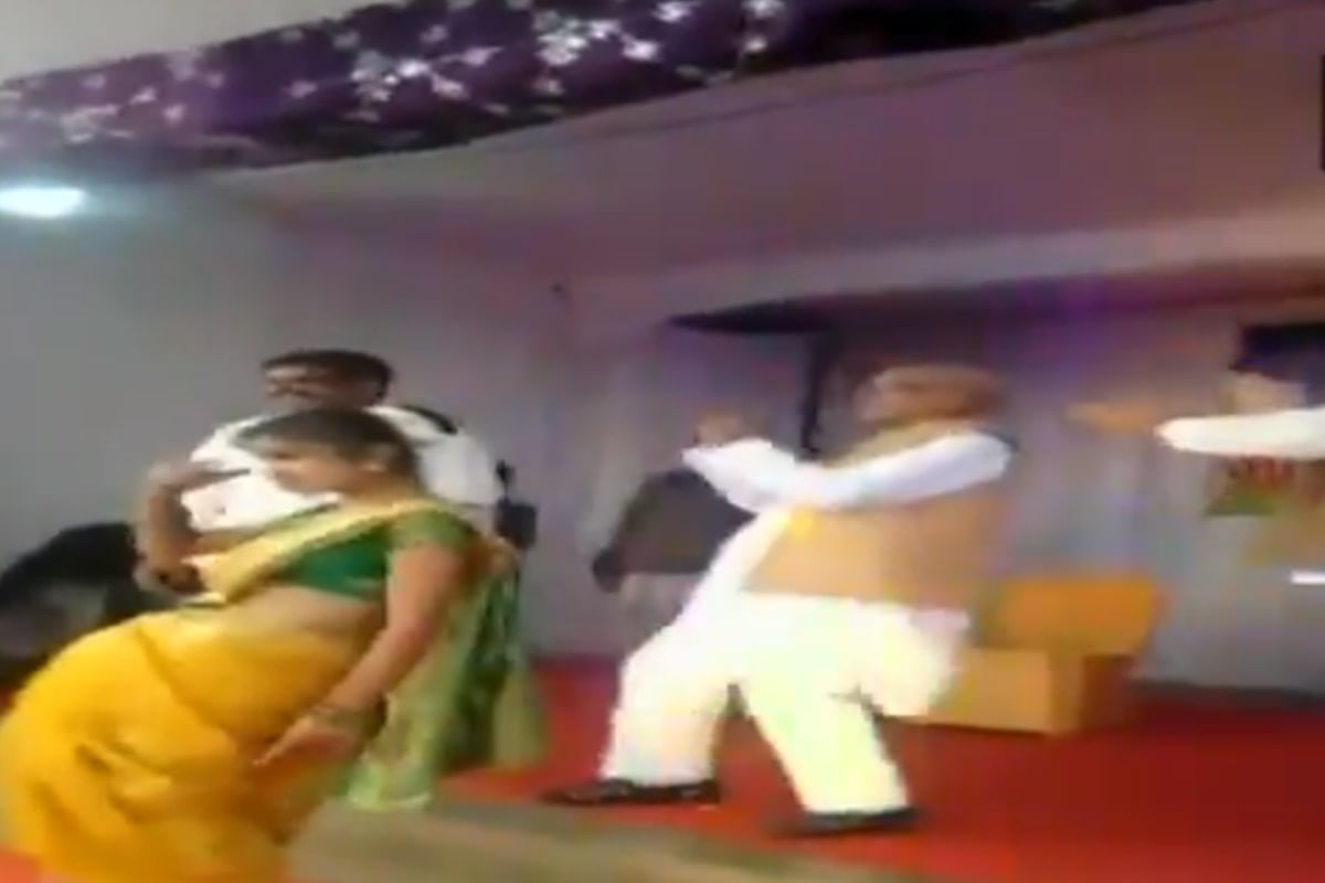 Video: Ncp Mp Dances With Ladki Aankh Maare With Students During A