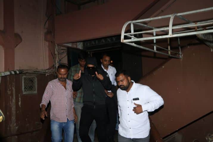 Ranveer Singh covers his face on seeing paps. Is he hiding his new look