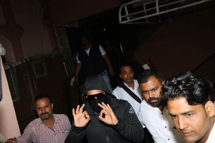 Ranveer Singh covers his face on seeing paps. Is he hiding his new look