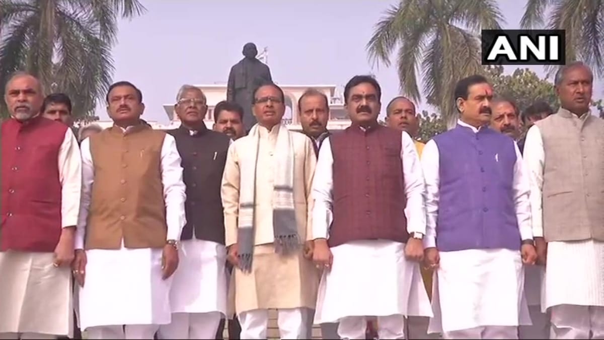 Shivraj Singh Chouhan and other BJP leaders sing vande mataram in Bhopal.