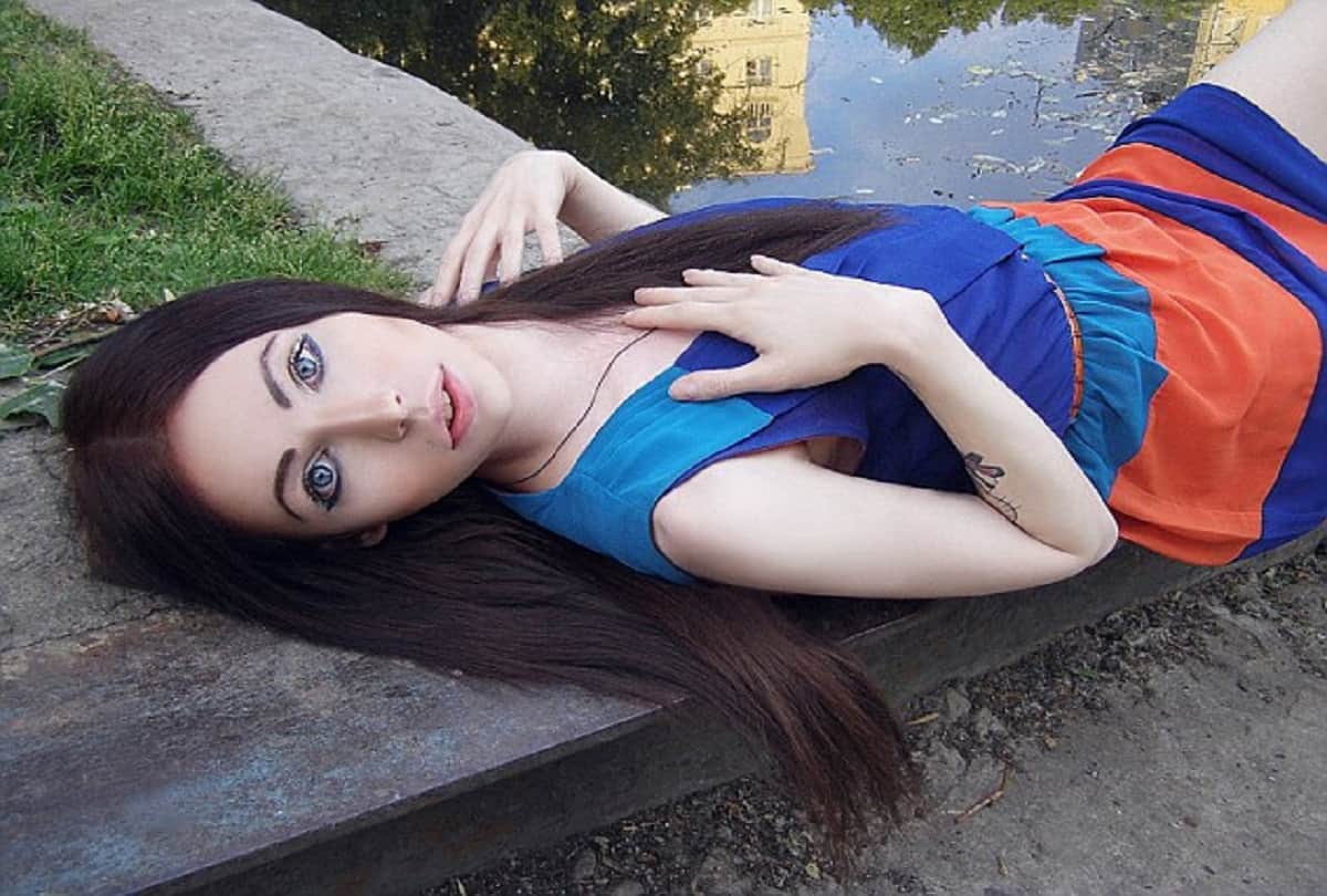 meet this strange couple looks same as Identical Female Twins