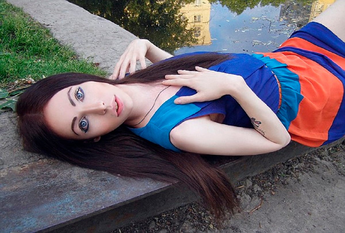 meet this strange couple looks same as Identical Female Twins