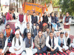 कलक्ट्रेट में वटवृक्ष के नीचे धरने पर बैठे भारतीय किसान संघ केे पदाधिकारी।
