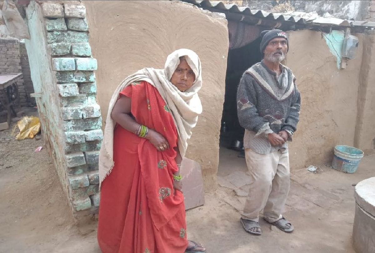 divyang poor couple wandering for pradhan mantri awas in agra