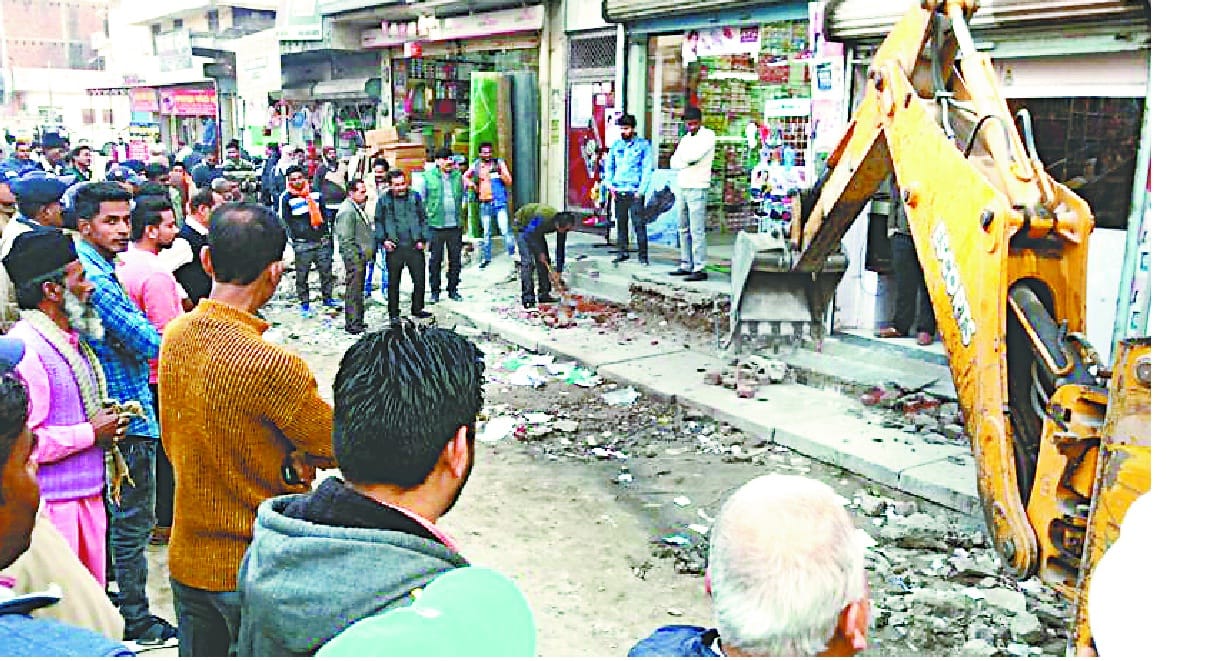 जेसीबी के सामने खड़े होकर किसानों ने रुकवाई नाले की  खोदाई