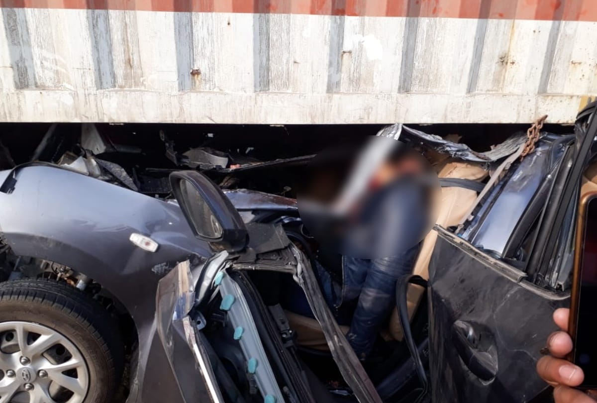 car and truck collide in yamuna expressway 3 people died