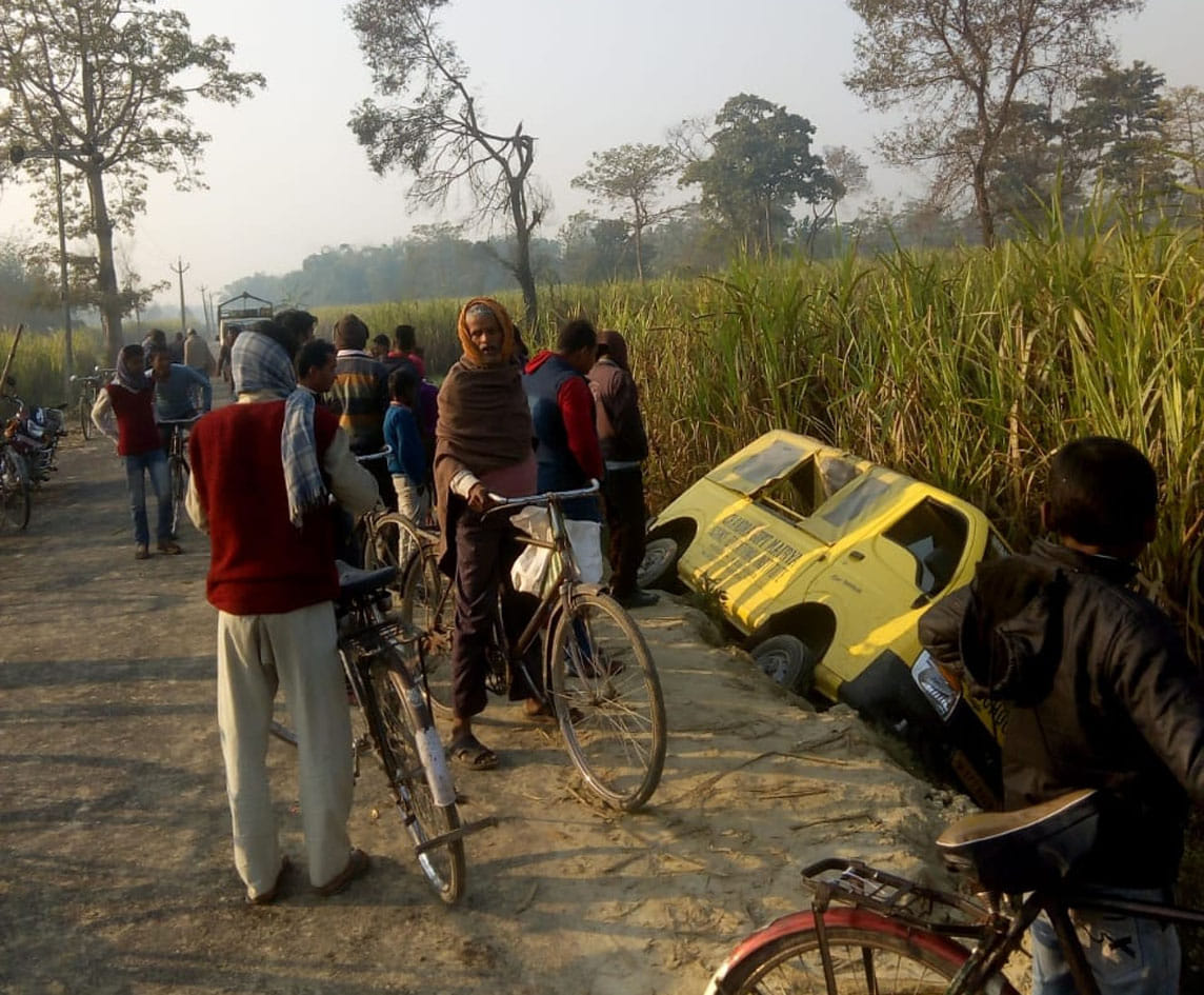 school van turndown, 4 injured