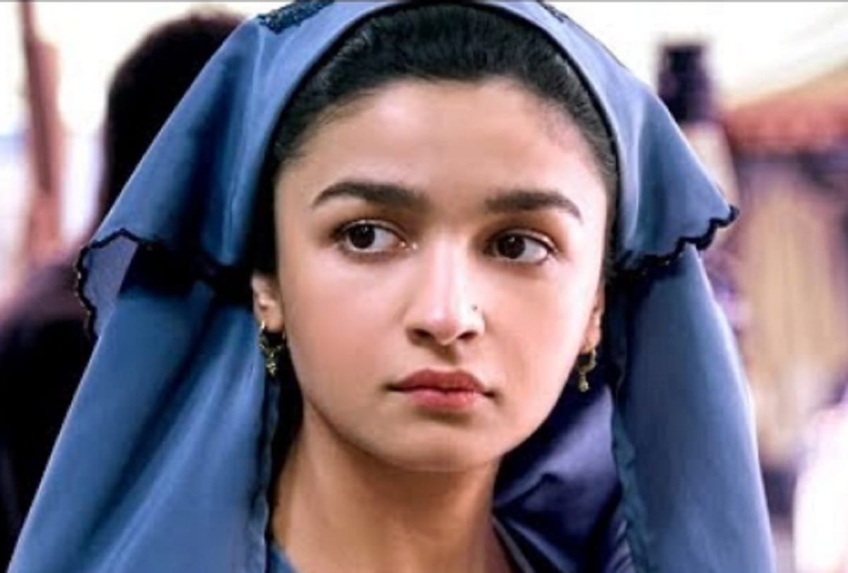 Priyanka Chopra  to Deepika Padukone 4 actress spotted with burqa in film