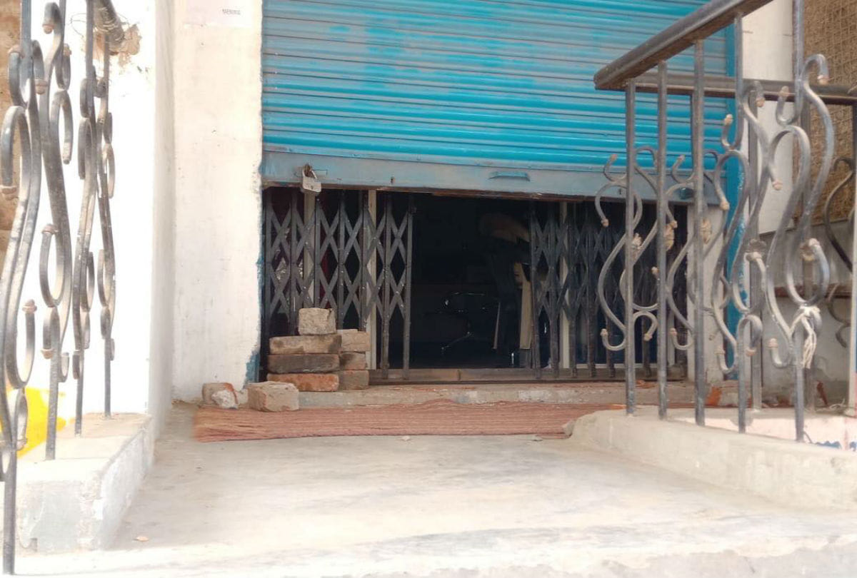 सरकारी आवास में एक ही रात तीन घरों में चोरी
