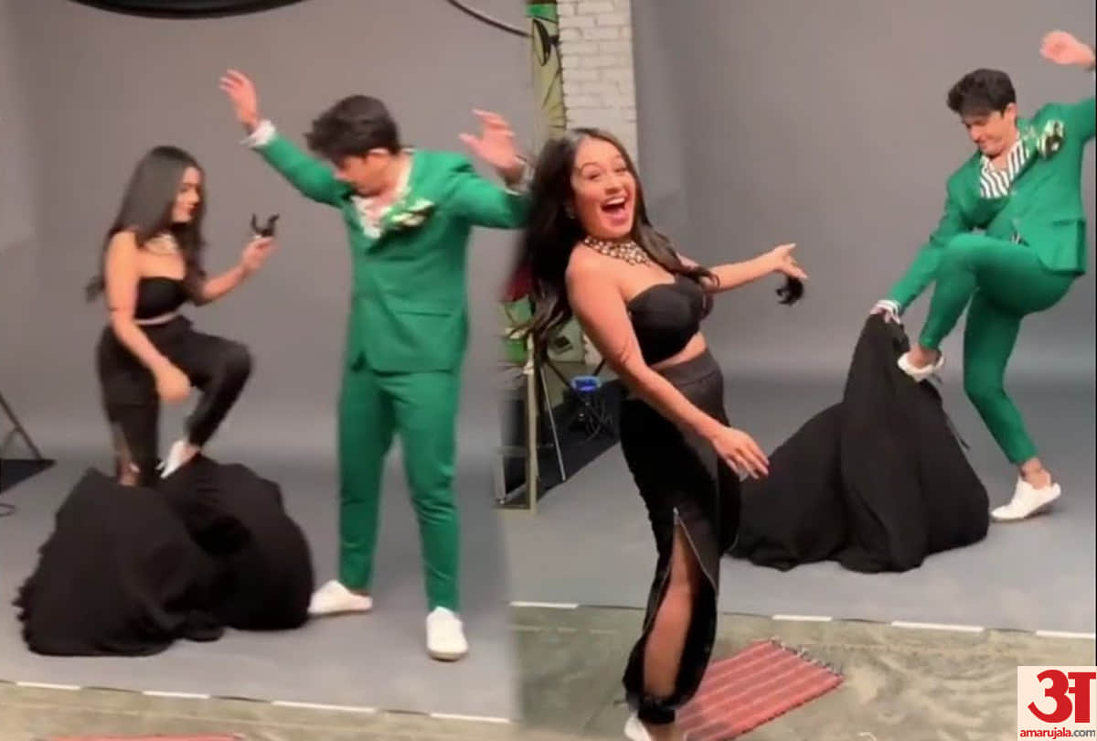 Neha Kakkar suddenly swooped down her gown in front of Sonu Nigam, Video Viral