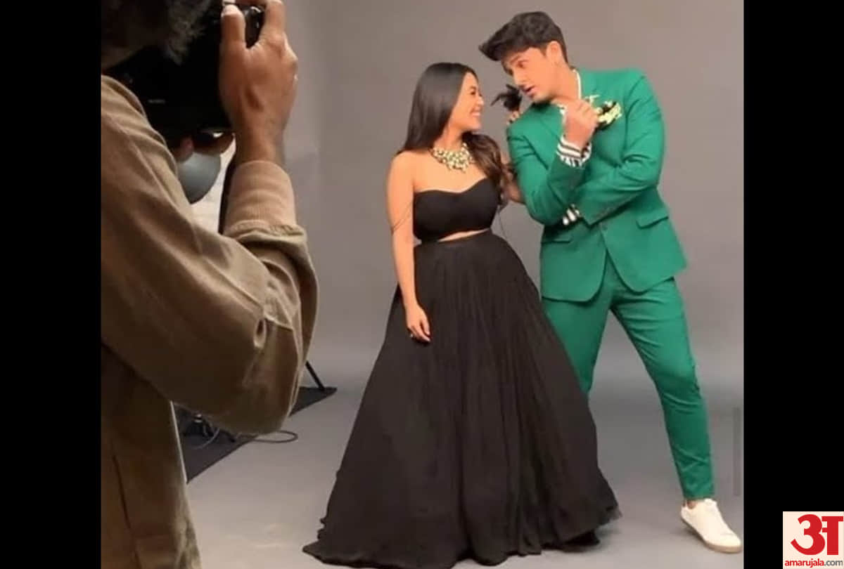 Neha Kakkar suddenly swooped down her gown in front of Sonu Nigam, Video Viral