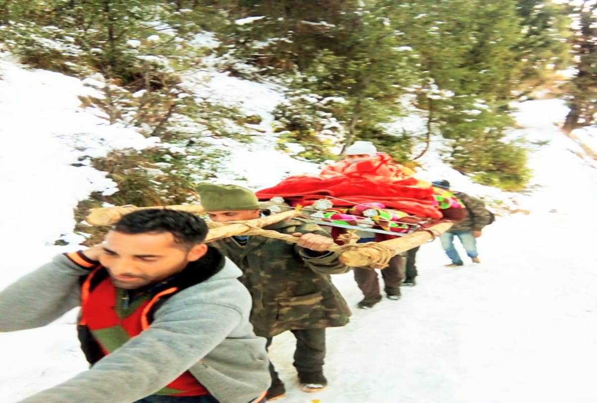 man Walked five kilometer on snow with children to reach house