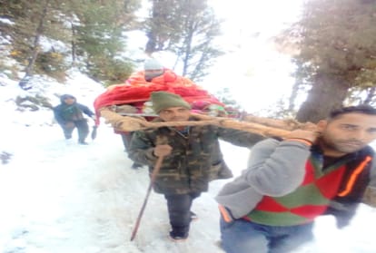 man Walked five kilometer on snow with children to reach house