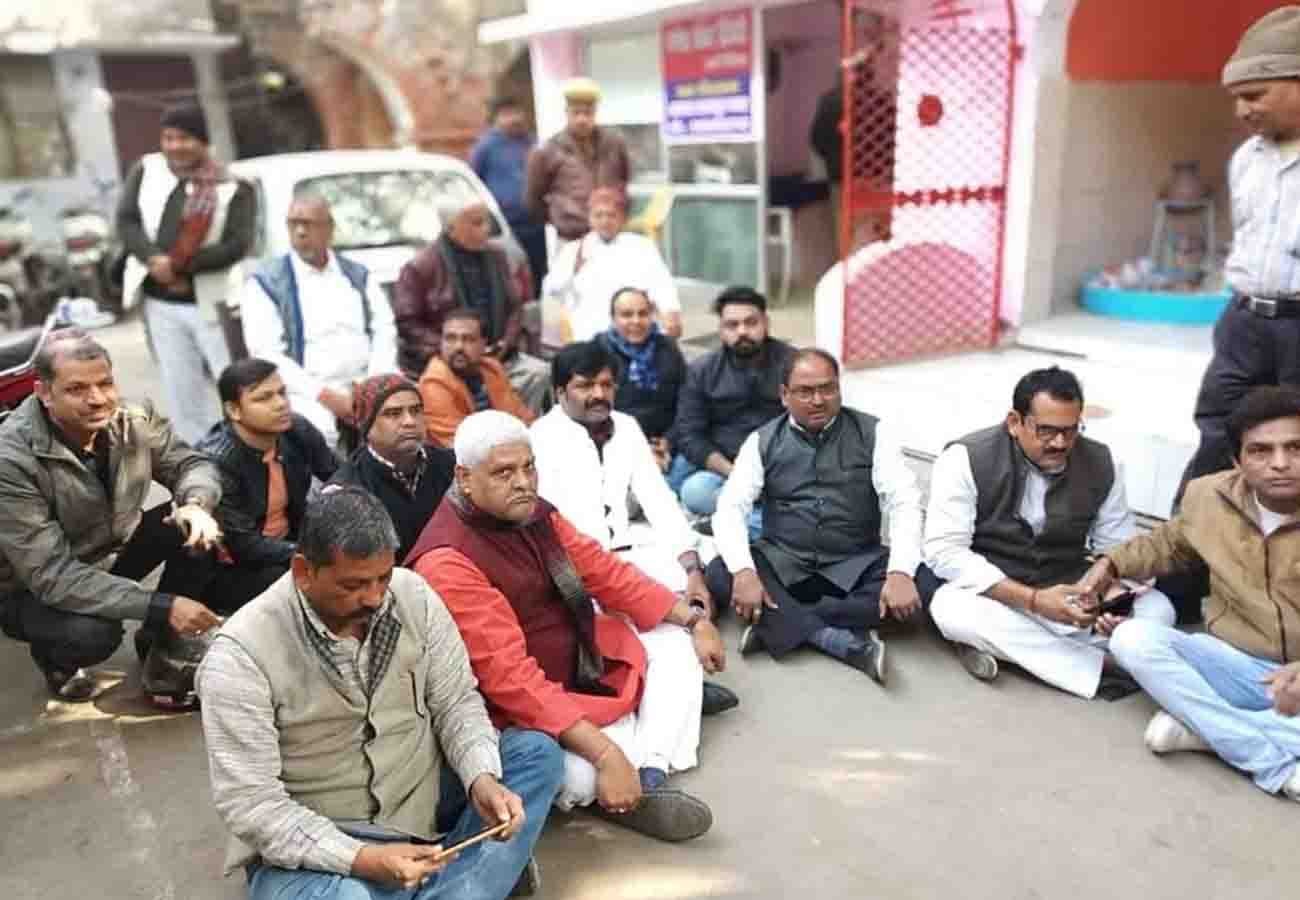 businessman protest against police In kanpur