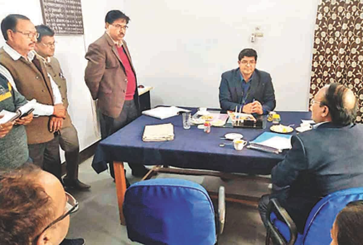 DM give notice to tehsildaar, peshkar and nazir