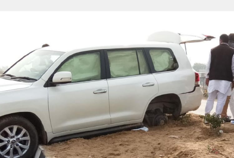 Ajay Chautala's car turned out wheel in jind