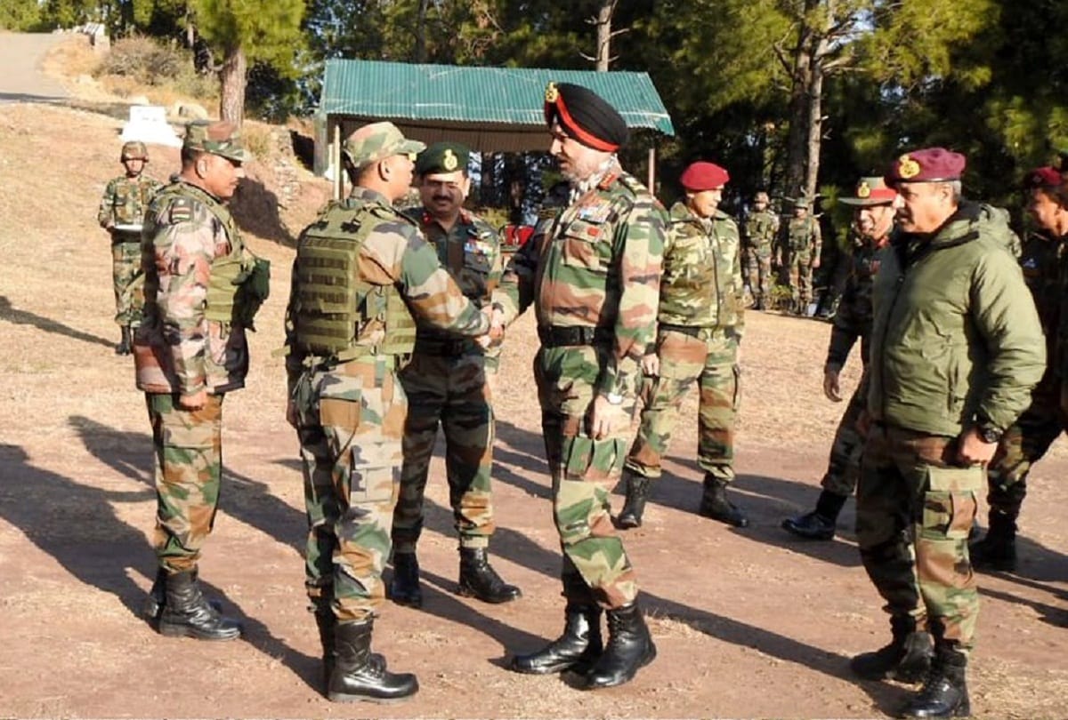 Northern Command chief visits the Forward Post of Rajouri and Akhnoor Sector
