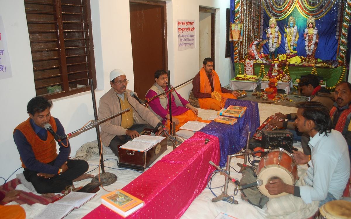 Communal unity presented by hindu muslim people in mirzapur
