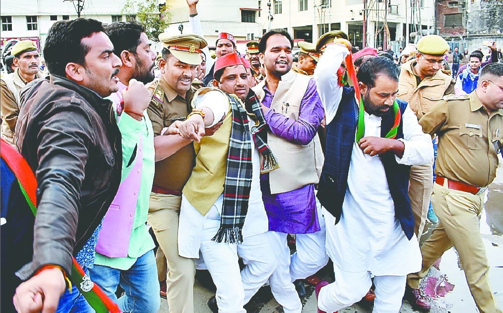 पुलिस ने प्रधानमंत्री का पुतला छीना, सपाइयों का हंगामा