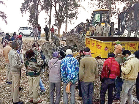 Tractor-trolley collapsed in ditch, two farmers die
