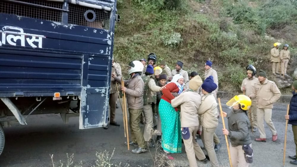 20 truck garbage blown up in midnight in police force presence many protester arrested