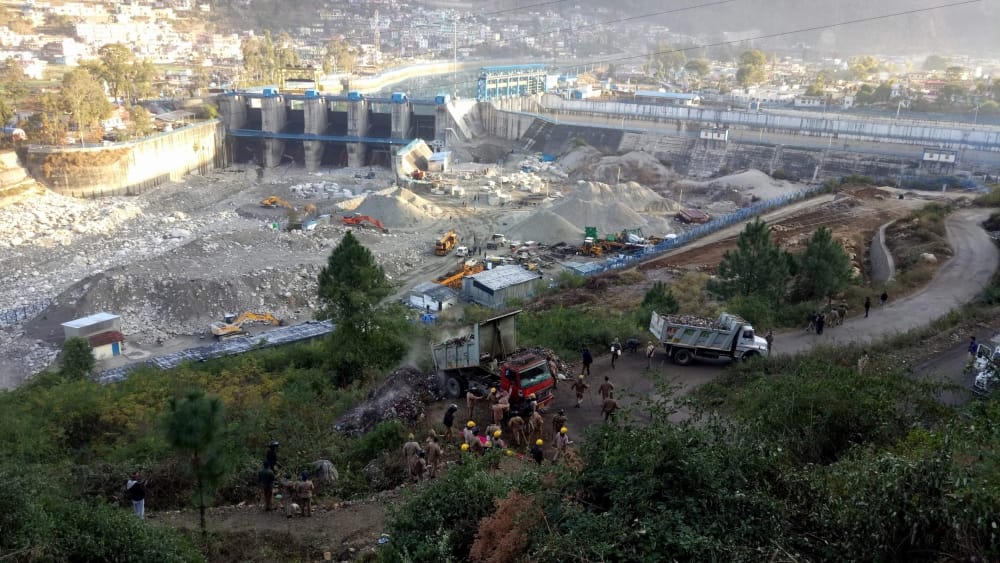 20 truck garbage blown up in midnight in police force presence many protester arrested