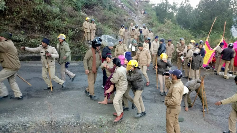 20 truck garbage blown up in midnight in police force presence many protester arrested