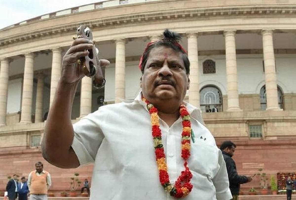 Tape recorder played in Lok Sabha, TDP MP dance