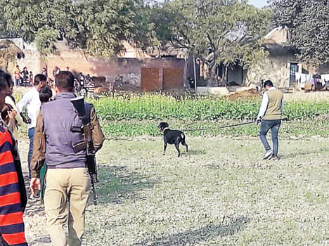 Take the farmer to the gun point two lakh, rifle looti